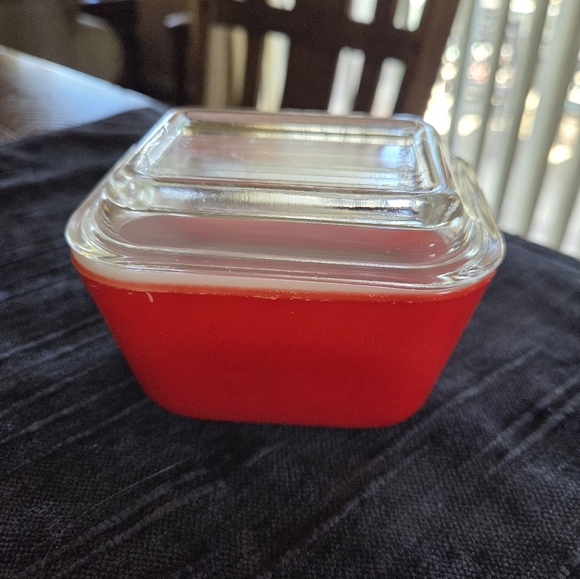 Pyrex 501 C Cherry Red White Interior Clear Lid Refriferator Dish - Picture 3 of 10